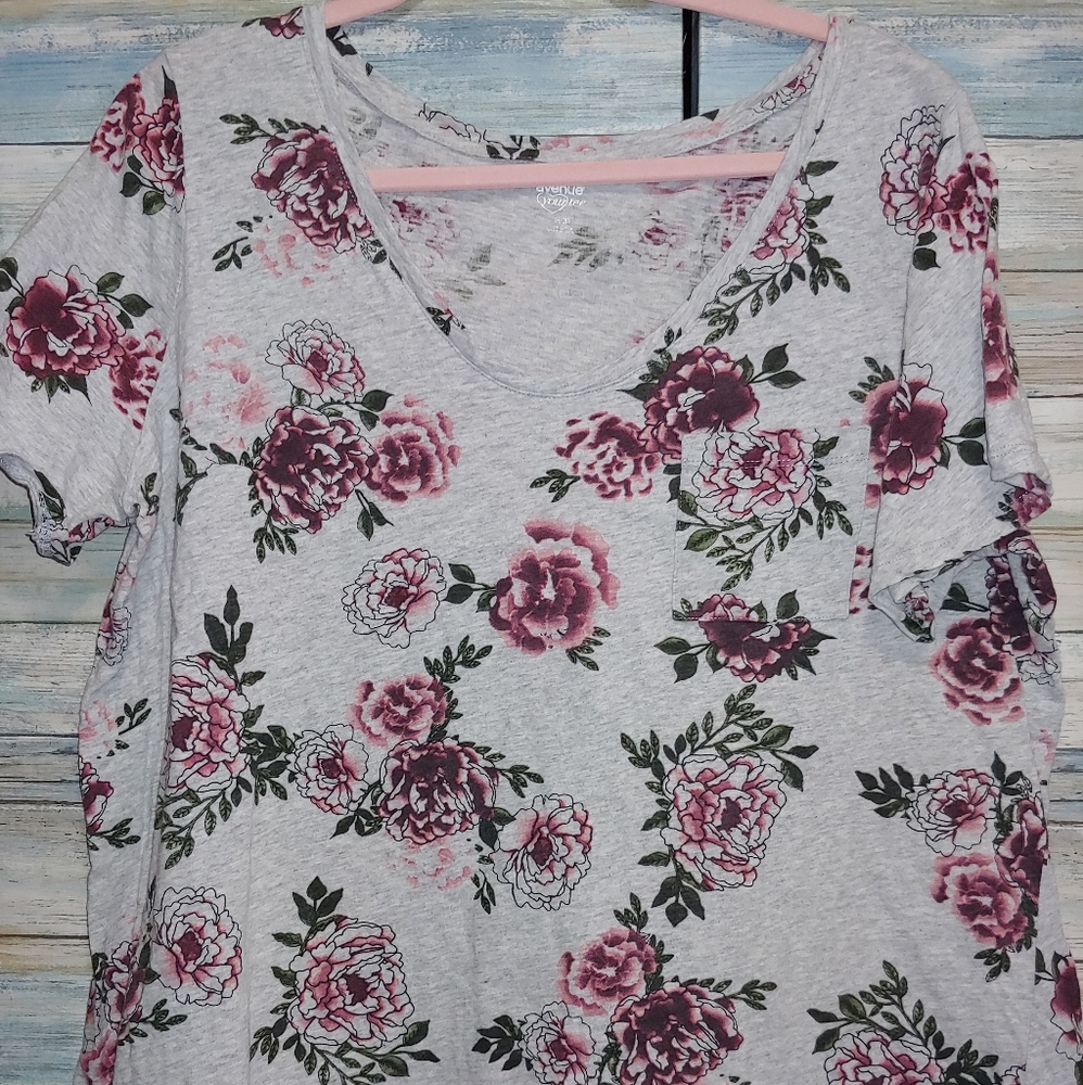 2/$10 Cute floral Avenue pocket  Tee 18/20